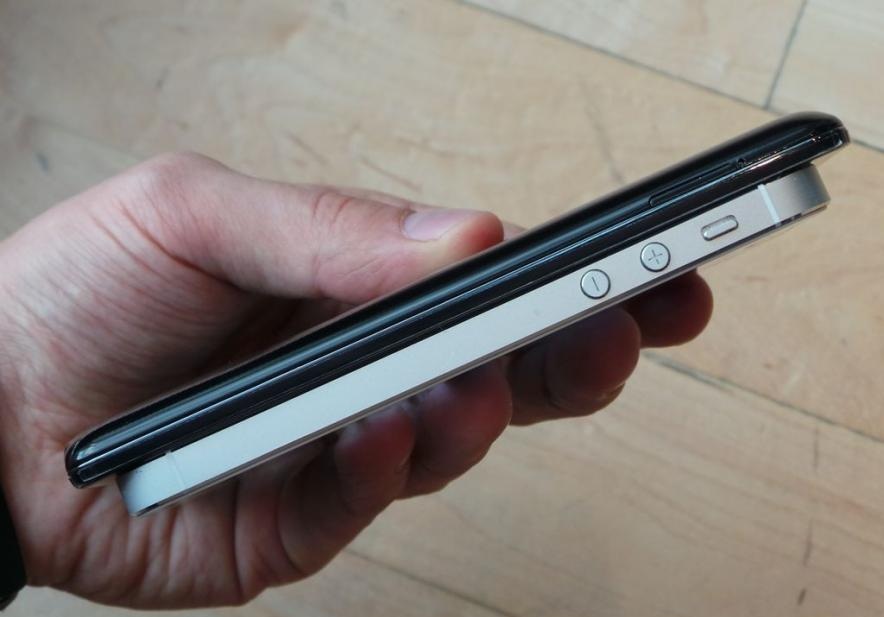 Сравнение толщины LG G2 vs iPhone 5